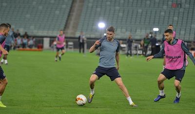 İngiltərə klubunun futbolçuları Bakıda bir-birini "qırdı" - FOTOLAR