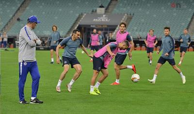 İngiltərə klubunun futbolçuları Bakıda bir-birini "qırdı" - FOTOLAR