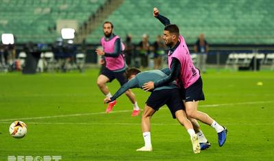 İngiltərə klubunun futbolçuları Bakıda bir-birini "qırdı" - FOTOLAR
