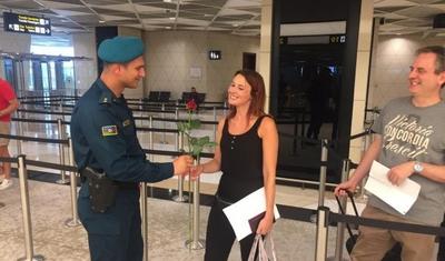 General Elçin Quliyev hər bir britaniyalı qadına qızılgül hədiyyə etdi - FOTOLAR