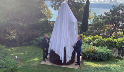 Rövnəq Abdullayev cüdo abidəsinin açılışında -