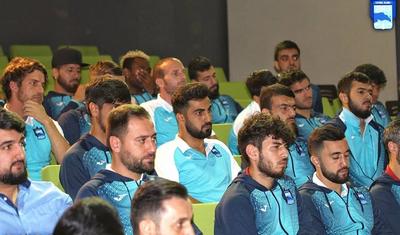 Zaur Həşimov fəxri prezidentin qarşısında söz verdi -