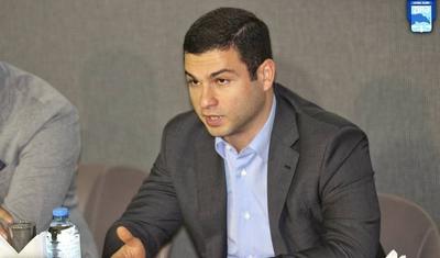 Zaur Həşimov fəxri prezidentin qarşısında söz verdi -