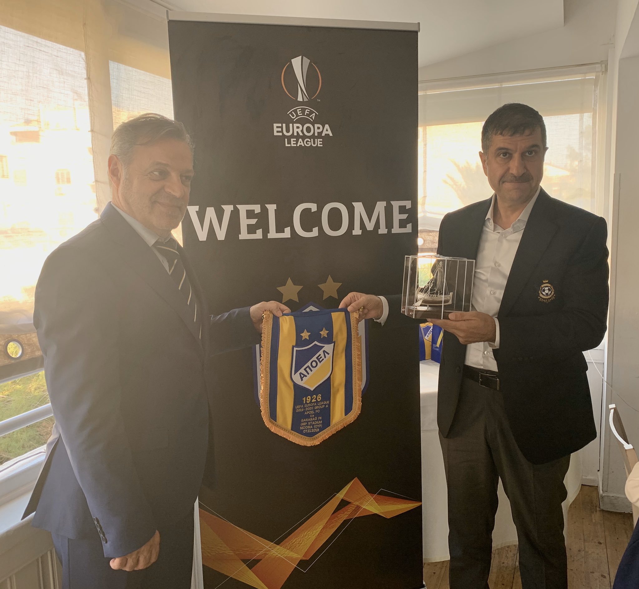 "Qarabağ"dan APOEL prezidentinə hədiyyə - FOTO