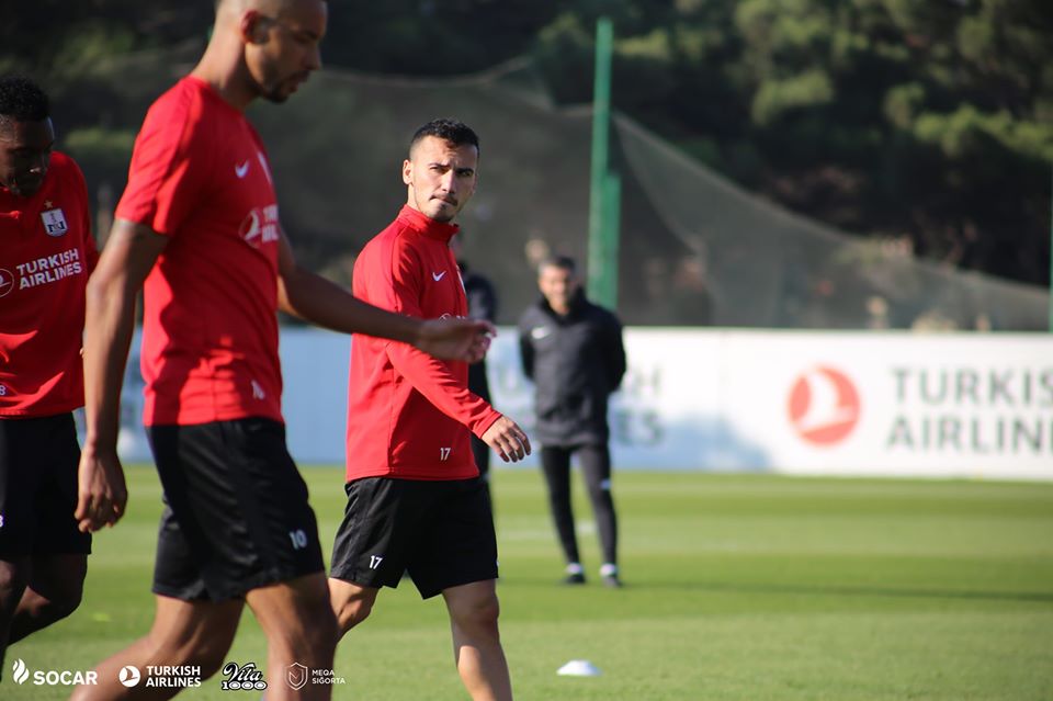 "Neftçi"nin futbolçusundan Yurçeviçə etiraz - FOTO 