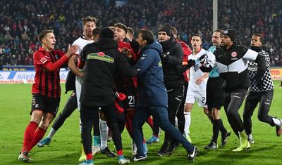 Futbolçu baş məşqçini yerə yıxdı, ara qarışdı -