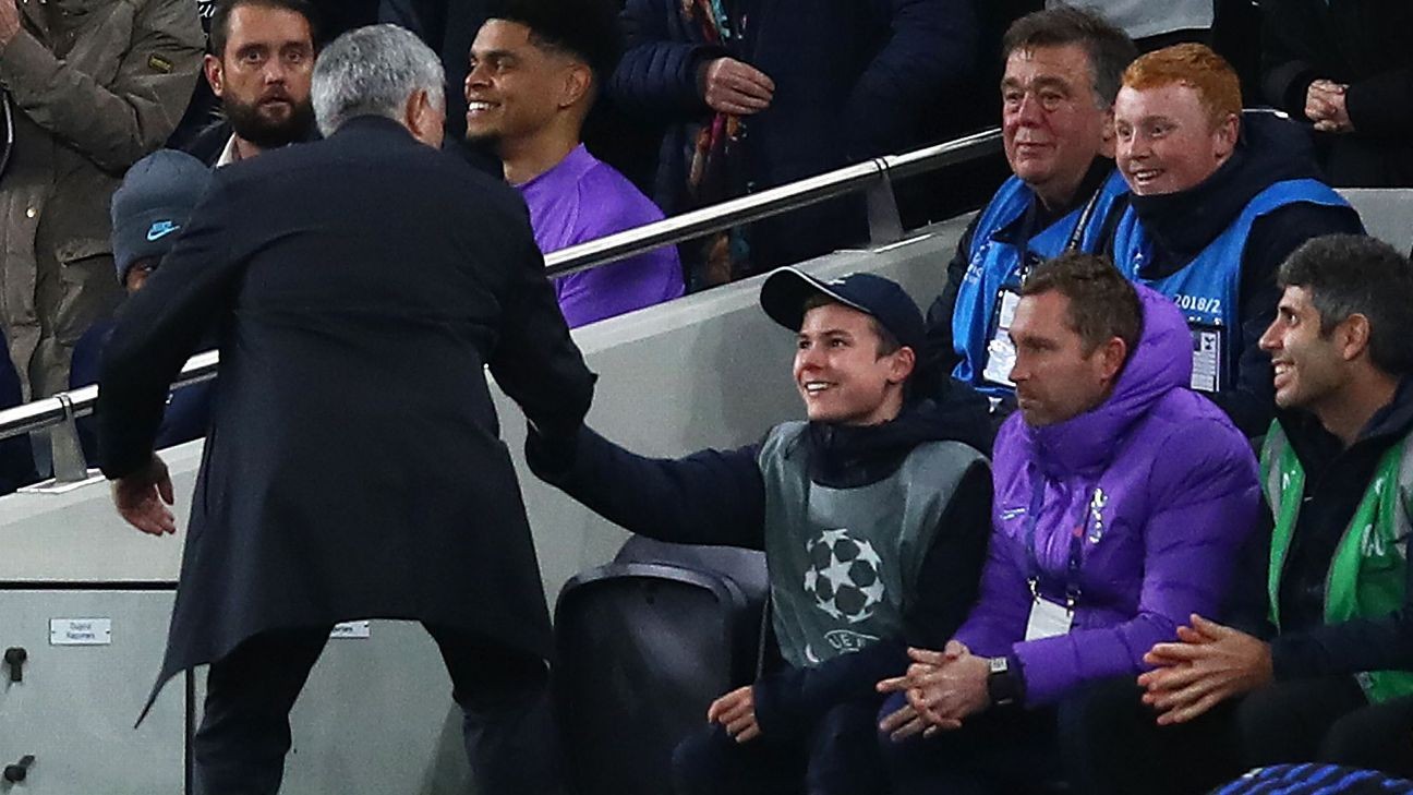 Topdaşıyan uşaq Mourinyonun dəvətini qəbul etdi - FOTO
