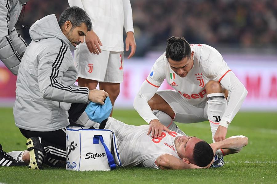 Merih Demiral Bakını nişan verdi: "Görüşmək üzrə" - FOTO