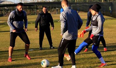 Azərbaycanlı baş məşqçi futbolçularından geri qalmadı -