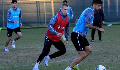 Azərbaycanlı baş məşqçi futbolçularından geri qalmadı -