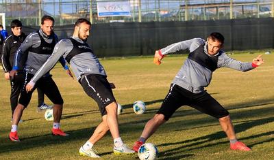 Azərbaycanlı baş məşqçi futbolçularından geri qalmadı -