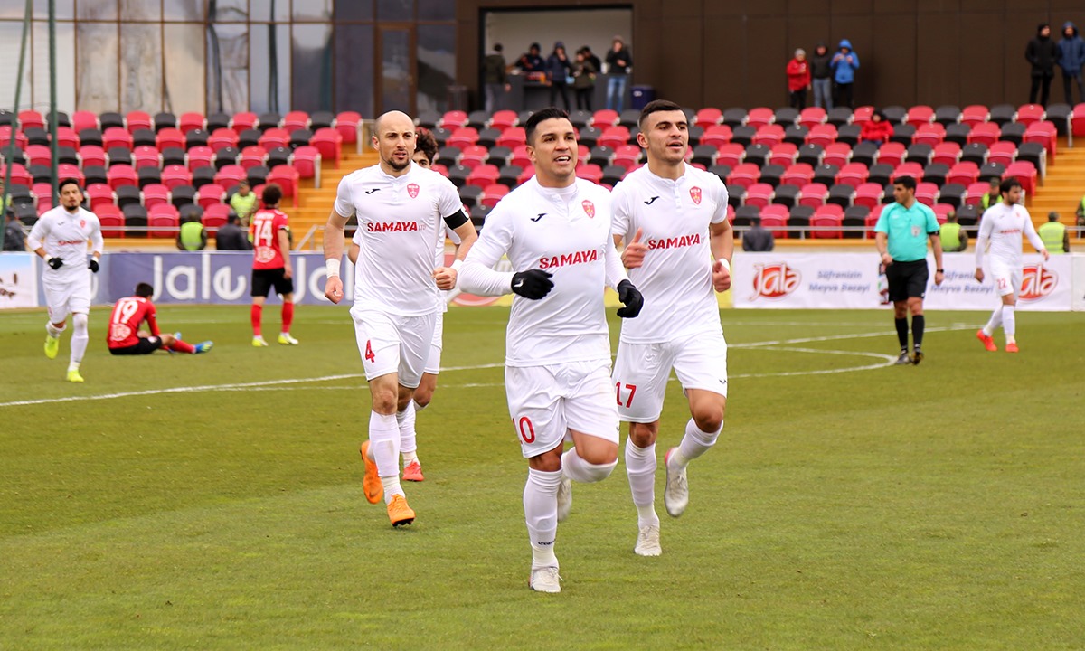 Bakı klubunun rəhbəri 2000 manatı futbolçuların "başına səpdi"