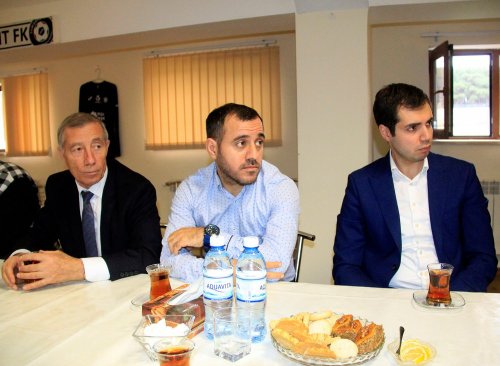 Azərbaycan klubu baş məşqçisinin maaşını artırdı