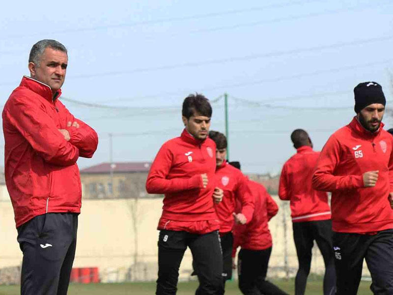 Axundov Əhmədovu danladı: "Sən hələ sevin ki, "