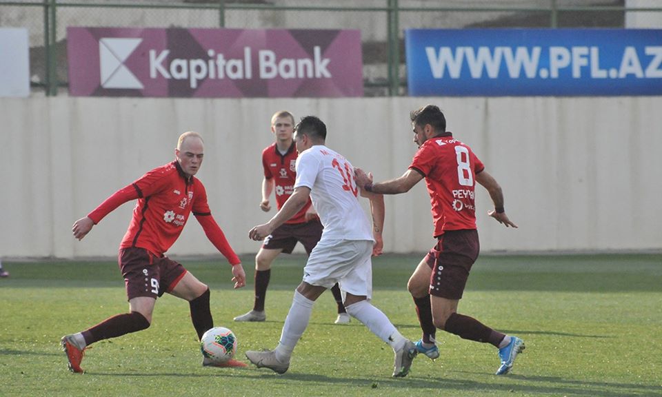 AFFA-nın milliləşdirmək istədiyi futbolçu hakimə tüpürdü və söydü - VİDEO