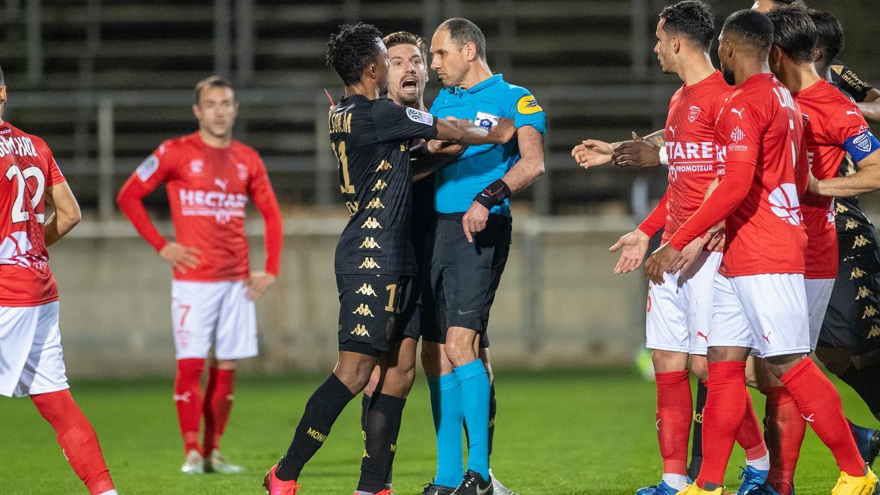 Özündən çıxıb hakimi itələdiyi üçün 6 aylıq cəza aldı