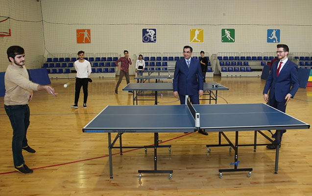 İsrail səfiri Bakıda tələbə ilə tennis oynadı - FOTOLAR