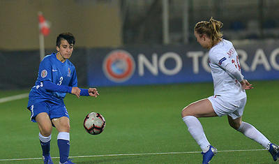 Kişilərimiz futbol oynaya bilir ki, qızlar da oynasın? -