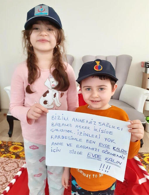 “Anamız həkim, atamız əsgərdir, onları görməyimiz üçün evdə qalın”
