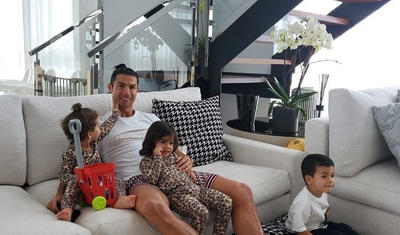 Ronaldo "Evdə qal" dedi, ailəsini gəzintiyə çıxardı -
