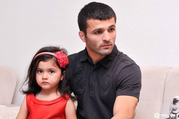 Dünya çempionu: “Evdə boş oturmuram, qızıma Quran əzbərlədirəm”