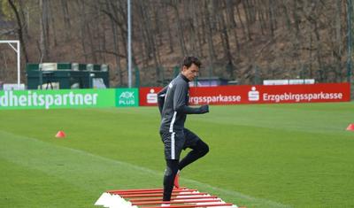 Millimizin futbolçusunu məcbur etdilər ki…