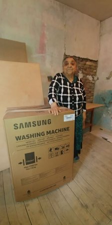“Neftçi”nin himayədarı şəhid xanımına paltaryuyan bağışladı