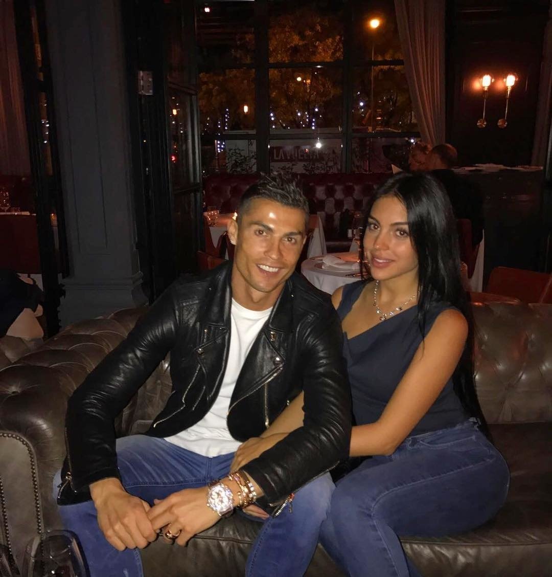 Sevgilisi Ronaldonun formasını hərraca qoydu - FOTO