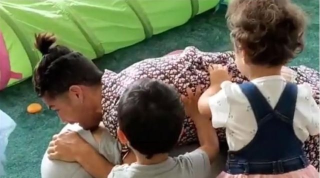 Ronaldo sevgilisini “əsir” götürdü, uşaqlar hücum etdi – VİDEO+FOTO