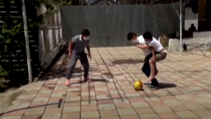Yeriyə bilməyən qardaşının futbol arzusunu gerçəkləşdirdi - CƏLİLABADDAN VİDEO