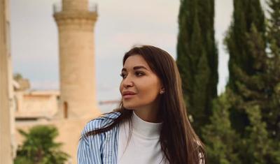 Azərbaycana gəlmiş gözəlçə indi modellik edir -