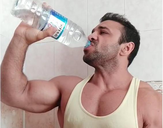 Azərbaycanlı məşqçi birnəfəsə litryarımlıq suyu içdi - VİDEO