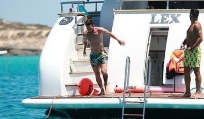 Messi dənizdə özünü günə verir, Suares isə... –