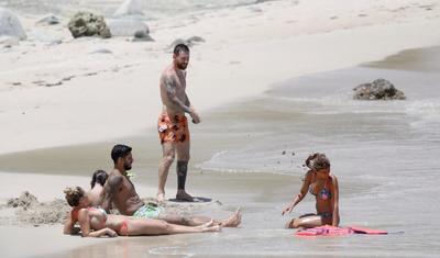 Messi dənizdə özünü günə verir, Suares isə... –