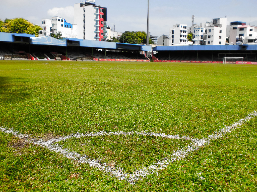 Расчищенный стадион. Мальдивы стадион. Футбольное поле на Мальдивах. Мальдивы футбольные стадионы. Футбольное поле в Индии.