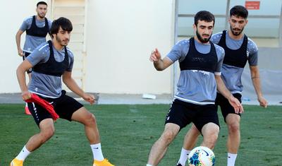 Ayxan Abbasov futbolçuları başına topladı və ...