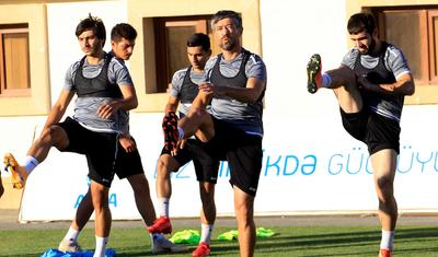 Ayxan Abbasov futbolçuları başına topladı və ...