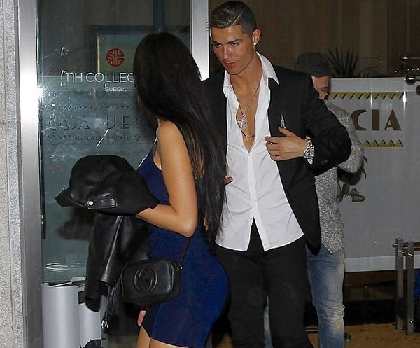 Ronaldo evlilik təklifi üçün 1 milyonluq üzük aldı - FOTO