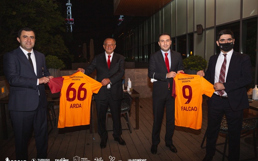 "Neftçi" və "Qalatasaray" rəhbərləri bir-birinə nə bağışladı? - FOTO