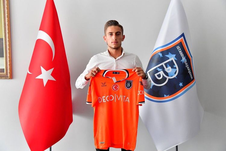 Türkiyə çempionu yığmamızın futbolçusuna imza atdırdı