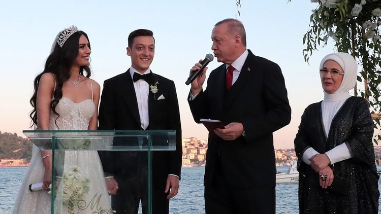 Ölkə gözəli ilə evləndi, toyuna prezident gəldi: “Anamın haqqını ödəyə bilmərəm”