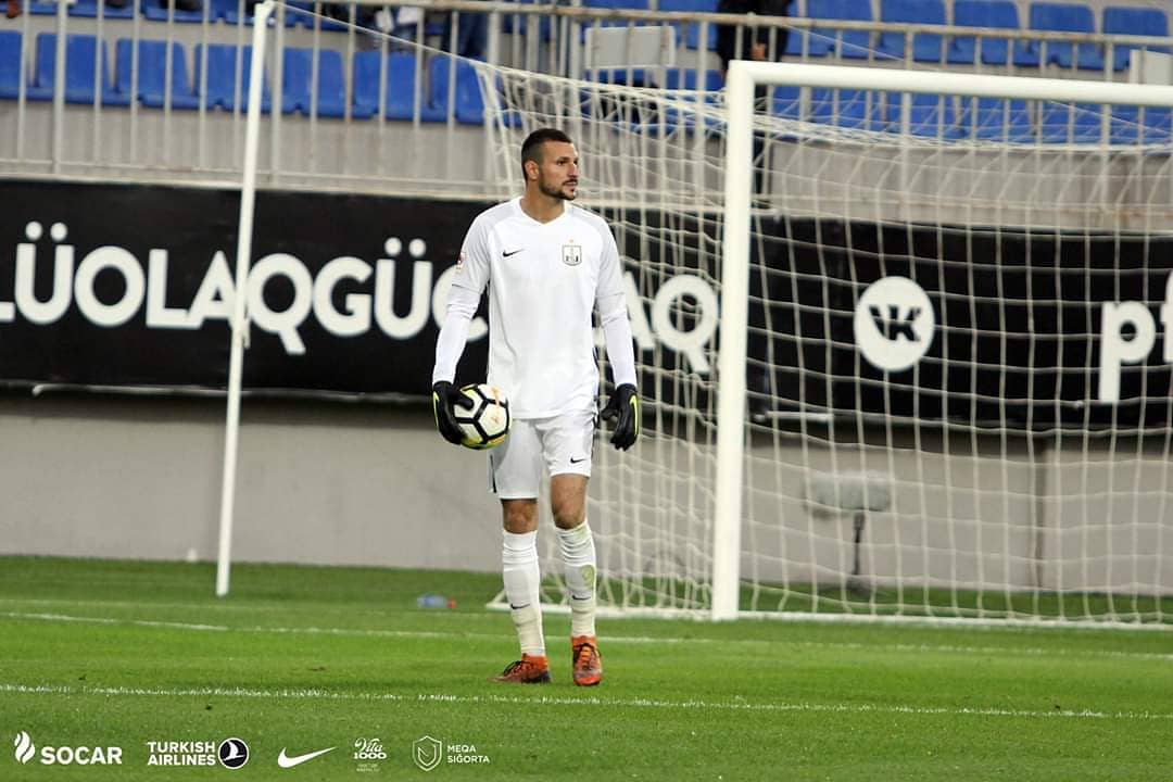 Yeni baş məşqçi bu futbolçunu "Neftçi"dən getməyə qoymadı