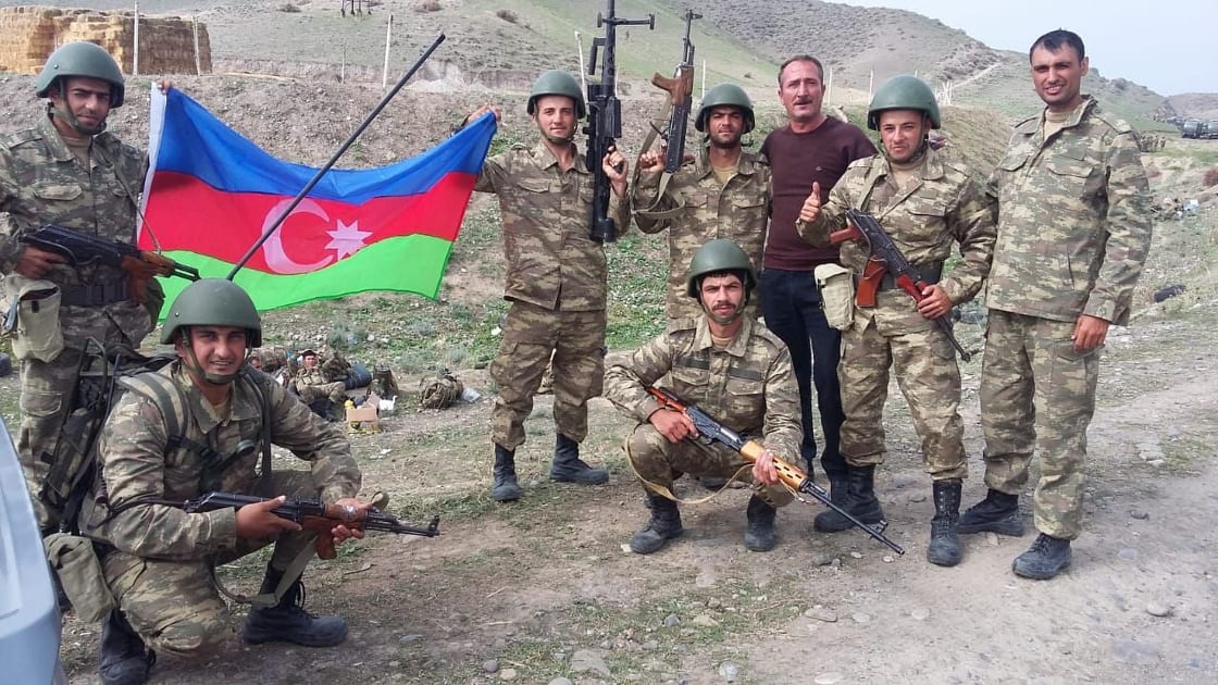 Döyüşən jurnalistlər: "Saxladıqları donuzlar öz meyitlərini yeyirdilər" - VİDEOSÜJET
