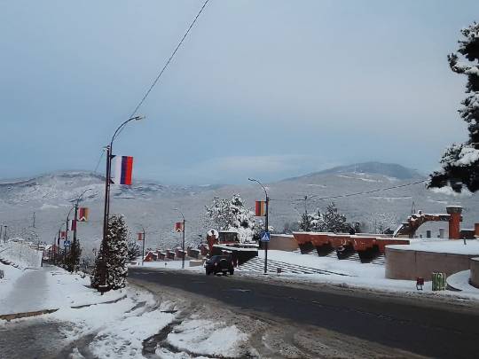 Xankəndinin girişində Rusiya bayrağı və erməni əskisi yan-yana…- FOTO