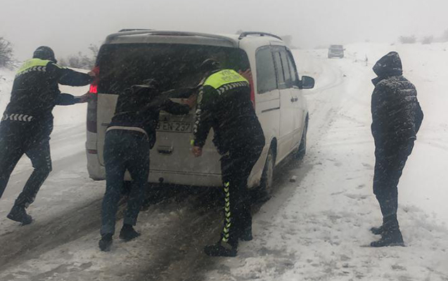 Azərbaycanda hansı yollar buz bağlayıb?