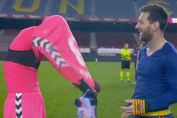Messi də kimdənsə forma istəyərmiş... HƏMİN ANIN FOTOLARI