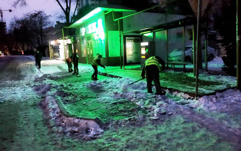 Bakıda yollar bu gecə necə təmizlənib? - FOTOLAR