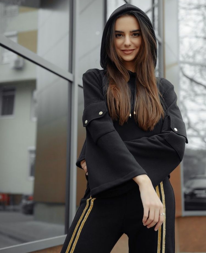 Gözəlliyi ilə göz qamaşdıran karateçi model DƏRYANIN FOTOLARI