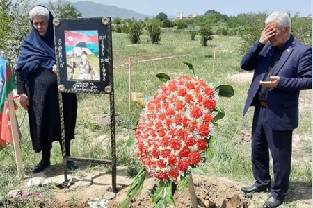 Şəhid anası oğlunun məzarını 28 il sonra ziyarət edə bildi - FOTO