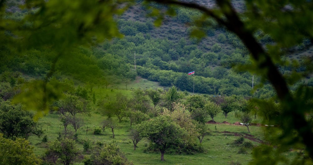 Azərbaycan əsgəri Xocavənddə erməniləri “separatçı bayrağı”nı çıxarmağa MƏCBUR ETDİ